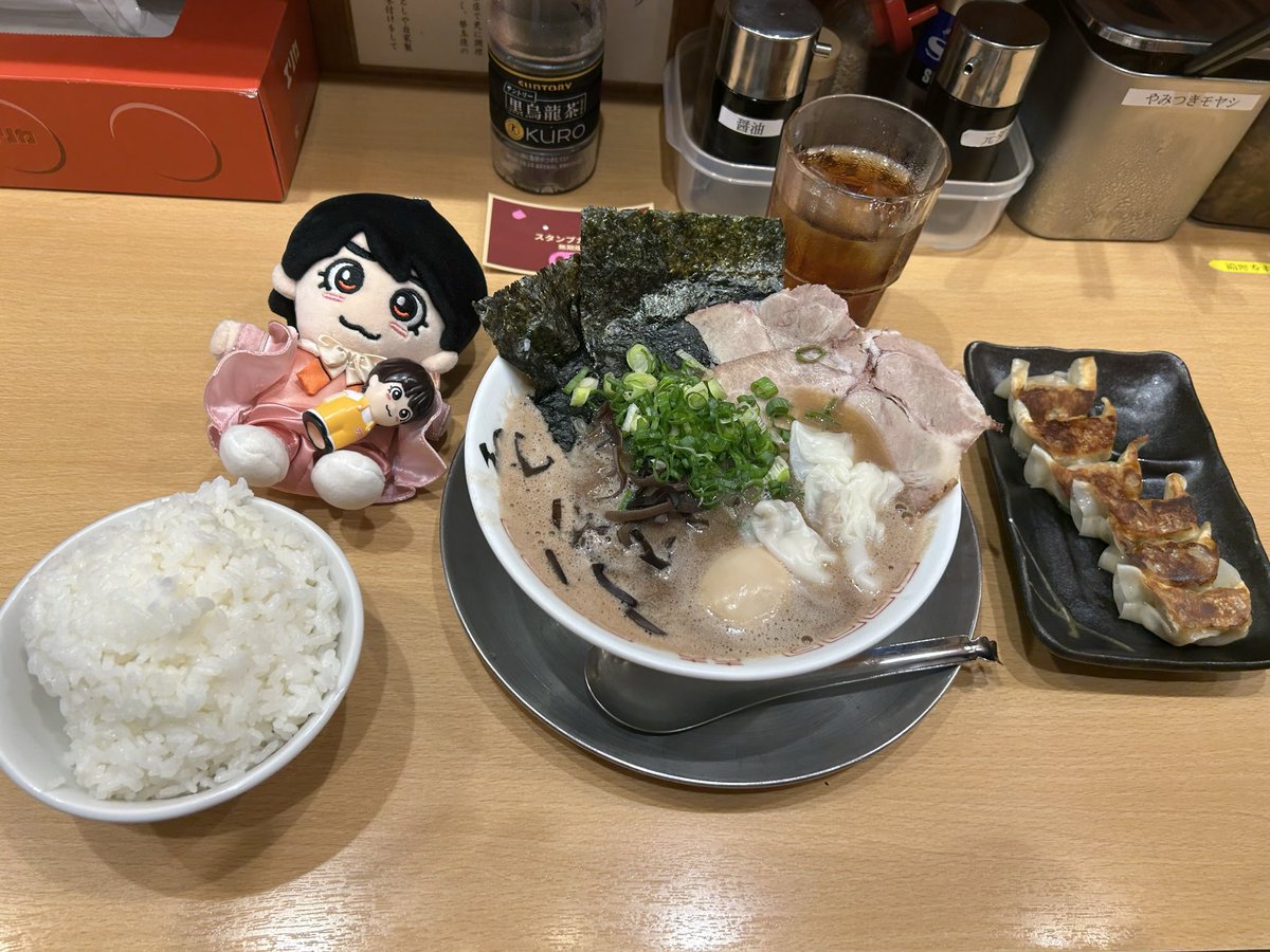 R200351's tweet photo. 10時頃行ったら誰も並んでおらず、少しTBS行って戻って来たら2組並んでて10番の席は確保できず🥲(7番でした)
前に並んでた長尾担お2人にお声掛けして写真一緒に撮ったのですが連絡先聞くの忘れたのでここでお礼言わせてください。ありがとうございました🙇🏻‍♀️

#大西流星 #なにわ男子 #ラーメン和 https://t.co/3utetvSdxi