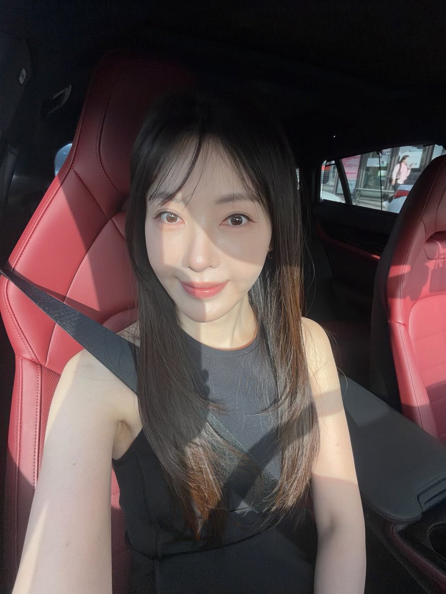 LeHillabusdnhc's tweet photo. Oh~~~~~~a selfie after such a long time. I’ve been so busy working that I barely noticed the seasons passing. https://t.co/TcjrOczuBj