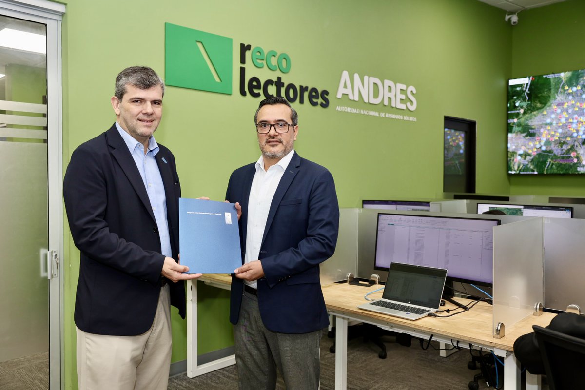PNUDSV's tweet photo. ♻️ Una alianza para transformar la gestión de residuos.
El PNUD y #ANDRES unen esfuerzos para fortalecer capacidades, impulsar la innovación y promover la economía circular y el reciclaje.
Detalles 👉 https://t.co/X0bD4maDVX
 #ElSalvador @recolectoressv @acuna_jairo https://t.co/uvS5Qh3QgB