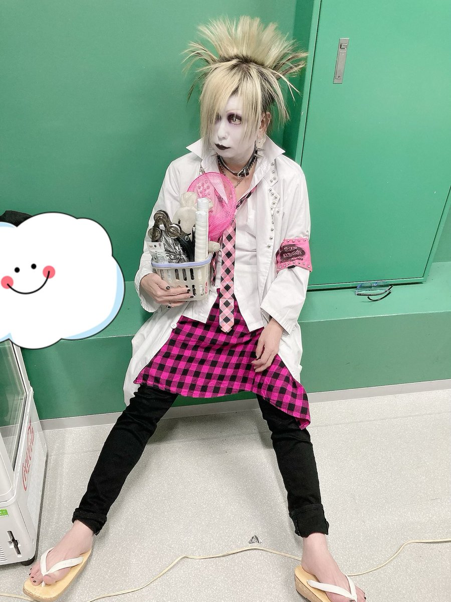 YUDAIsekuan2's tweet photo. 大変遅くなりまして申し訳ございません🙇
東京ただいま！大阪ありがとう！！
という事なのですが
もちろんLIVEは最狂に楽しかったです
しかし！
アクシデントは新大阪で起こった！
詳しくは、次回の『雄大の寿司　169話』
をお聴きください！
と言ったところで
大阪に舞い降りたカリスマの写を添えて https://t.co/GwU6E6Drcf