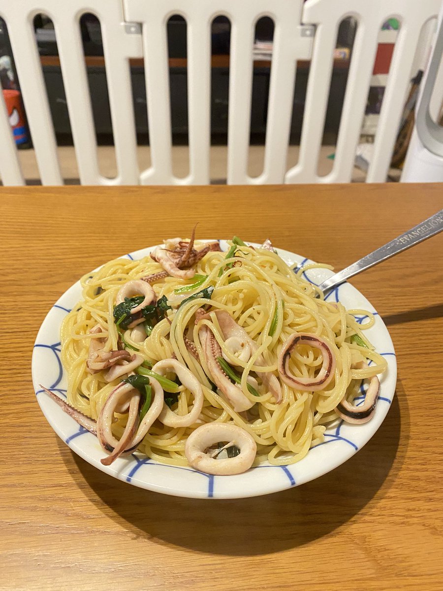 ozmacha's tweet photo. 消費期限が3日過ぎたイカでペペロンチーノ作るの巻
美味しいだす https://t.co/RtcNLkqlHU