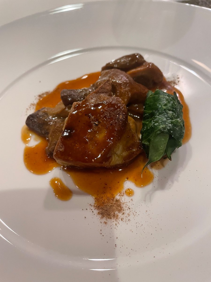 chambredefleur's tweet photo. 予約取りにくい店のディナー
自家製パンにフォアグラのポルト酒ソースをつけて https://t.co/oDjC5WYZSa