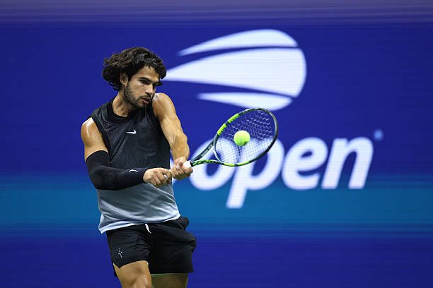 TheTennisLetter's tweet photo. Alcaraz wins the 1st set 7-6(5) gainst Ben Shelton at the US Open.

Carlos served for it but got broken right back and it ended up in a tiebreak.

Up and down level but eventually was able to snag it.

Leads 1 set to 0.

🇪🇸 https://t.co/5d7eX3Xl81