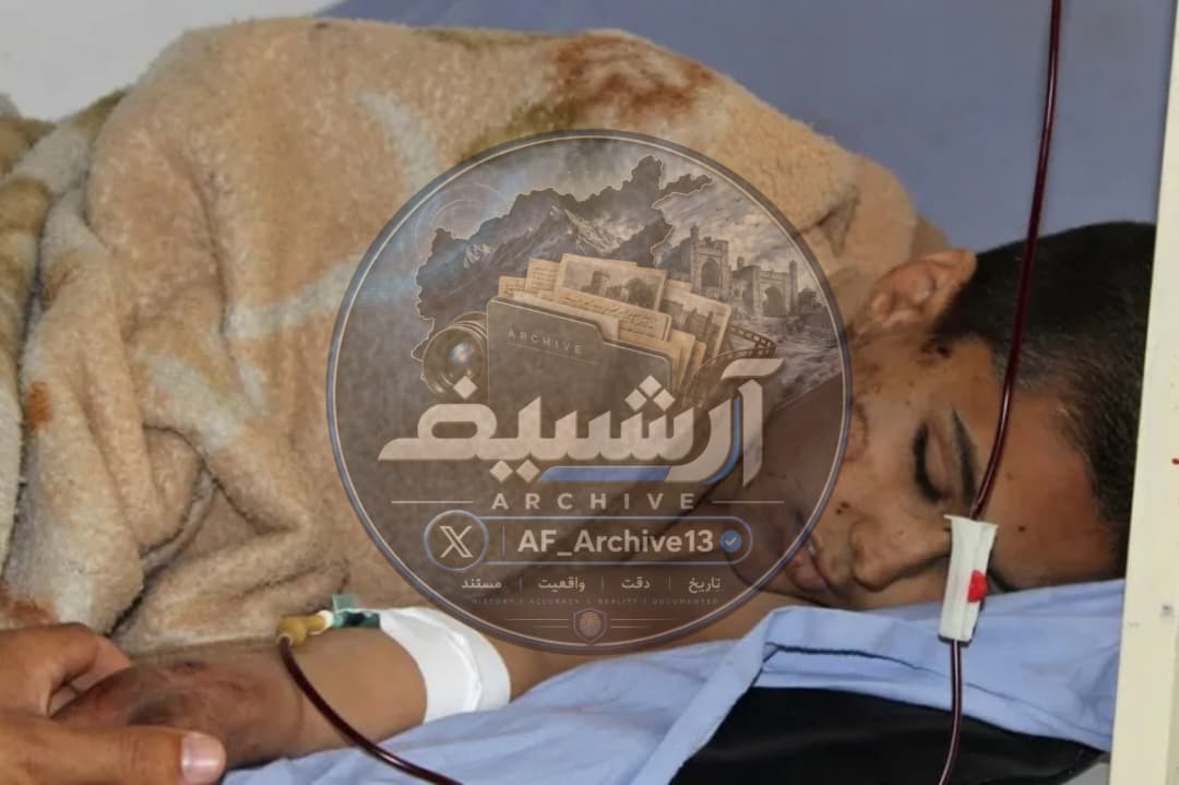 AF_Archive13's tweet photo. هغه سپین دستارونه چې په سرو وینو رنګ شول!!

د کندوز د دشتِ ارچي د مدرسې بمبار ، کال ۲۰۱۸ د اپرېل میاشتې ۲مه!!

د ۲۰۱۸ کال د اپرېل دویمه ورځ وه، د کندوز د دشتِ ارچي ولسوالۍ د لغماني کلي تنکي حافظان په سیمه کې سهار د خوښۍ له شور سره راویښ شوي وو، د مدرسې شاوخوا خلک راټول وو، ماشومان او ځوانان په سپینو جامو کې ناست وو او د کلونو دیني زده کړو د بشپړېدو د دستاربندۍ مراسم پیل شوي وو، د کورنیو سترګې د خپلو اولادونو پر لور وې، د ویاړ احساس د مجلس پر فضا خپور و او داسې ښکارېده لکه دا ورځ چې باید د دوی په حافظه کې د خوښۍ د یوې روښانه پاڼې په توګه پاتې شي.

خو جګړه د خوښۍ لپاره ډېر لږ ځای پرېږدي!!

د غرمې شاوخوا د اسمان غږ بدل شو، داسې ښکارېده لکه وحشي افغان هوایي پیلوټان چې د مراسمو لپاره د د سپینو پګړیو او ګلانو پر ځای د چورلکو شپېلۍ د کوچنیو حافظانو سینو ته نېږدې کوي، چورلکې راښکاره شوې، څو شېبې وروسته راکټونه وغورځول شول او درنې ماشیندارې وغږېدې، په نوم افغان هوايي ځواکونو پر همدې راټولې شوې غونډې برید وکړ، په څو شېبو کې هغه ځای چې د زده کړې، دعا او دستاربندۍ لپاره جوړ شوی و، د لوګيو، دوړو، وینو او چیغو په میدان بدل شو.

خلکو هرې خوا ته منډې وهلې، څوک د خپل زوی په لټه کې و، څوک د خپل ورور، څوک د خپل زده کوونکي، څو شېبې وړاندې چې د مبارکۍ غږونه پورته کېدل، اوس د کوچنیو ماشومانو کریغو د دشت ارچي آسمان ونیوه.

 په دې برید کې ۶۱ حافظان شهیدان او  تر  ۸۲ نور شدید ټپیان شول!!

خو د جګړې هېڅ شمېره د یوه ماشوم د مرګ درد نه شي اندازه کولای!!

هر شهید شوی ماشوم د یوه کور د راتلونکي یوه هیله وه، یوه مور خپل زوی ته په دې تمه انتظار وه چې د زوی پر غاړه به یې د کلونو د قرآني زده کړې د مبارکۍ امیلونه ځوړند وي او د مور سینه به یې په لیدو سړه شي، یو پلار د خپل ماشوم د سبا خوب لیده، او یوې کورنۍ تمه لرله چې د دستاربندۍ له مراسمو وروسته به خپل ماشوم په خوښۍ کور ته راولي، خو د هغې ورځې په پای کې ځینې کورونه د ماشومانو له امیلونو د ډکو غاړکیو پر ځای د تابوت شاهدانې شوې.

هغه دستارونه چې باید د عزت او فراغت نښه وای، د سرو وینو په رنګ، رنګ شول!!

 د هغه مهال د بلواکې ادارې چارواکو  ادعا کوله چې په سیمه کې د طالبانو لوړپوړي قوماندانان راټول شوي وو او برید د هغوی پر غونډه شوی و، خو نړۍ ډېر ژر وپوهېده چې هلته کوچني معصوم ماشومان په ډېر وحشت شهیدان شوي او د فراغت سپینې جامې یې د کفن ټوټې شوې وې، دا هغه مهال وو چې له غرب څخه د تپل شوي جعلي مفکر او د مجهول هویت څښتن، د اشرف غني د بلواکۍ لومړۍ دوره وه، هغه مهال چې غرب د تپل شوې دیموکراسۍ لپاره د یوه ښه او وفادار څوکیدار په لټه کې وه او په پای کې یې د مفکر په نوم داسې سیکولر پر افغان ملت وتاپه چې، آن د لمانځه په اداء کولو نپوهېده.

د دشتِ ارچي د پېښې وحشت یوازې په دې کې نه و چې بمونه راولوېدل، اصلي درد دا و چې د ماشومانو د زده کړې ورځ د هغوی د ژوند په وروستۍ ورځ بدله شوه!!

سهار هغوی د دستاربندۍ لپاره راغلي وو، خو غرمه مهال د افغان اجیرانو له لور
ې د مرګ په خوب ویده شول!!
ماښام د ډېرو کورونو پر دروازو د خوښۍ پر ځای چوپتیا ولاړه وه، داسې چوپتیا چې، ځینو کورنیو پکې آن درې او څلور تنګي ګلالي ماشومان د خدای! پر دین قرباني کړي وو او ترهګر په نوم یې د معصومیت نړۍ د بارودو په لمبو کې ویجاړه او له منځه تللې وه.

جګړه یوازې انسانان نه وژني، کله ناکله د یوه انسان له مرګ سره د یوې کورنۍ راتلونکی هم وژني، هغه ماشوم چې باید سبا یې د خپل کلي، خپلې کورنۍ او خپل وطن لپاره یو نوی فصل پیل کړی وای، هماغه ورځ د اشغال په جګړې په یوه خونړۍ پاڼه کې د تل لپاره ودرېد!!

د دشتِ ارچي هغه ورځ باید د دستاربندۍ ورځ وای، خو تاریخ د یوه داسې وحشت په نوم خپلې حافظې ته وسپارله چې، د قرآن، علم او ماشومتوب نړۍ یې د غلامانو د وحشت او لوی ظلم له امله د تاریخ ستره تراژیدي و ګرځېده.

دستارونه پاتې شول، مدرسه پاتې شوه، کتابونه پاتې شول، خو ډېر هغه ماشومان چې باید سبا یې دغه کتابونه پرانیستي وای، نور نه وو!!