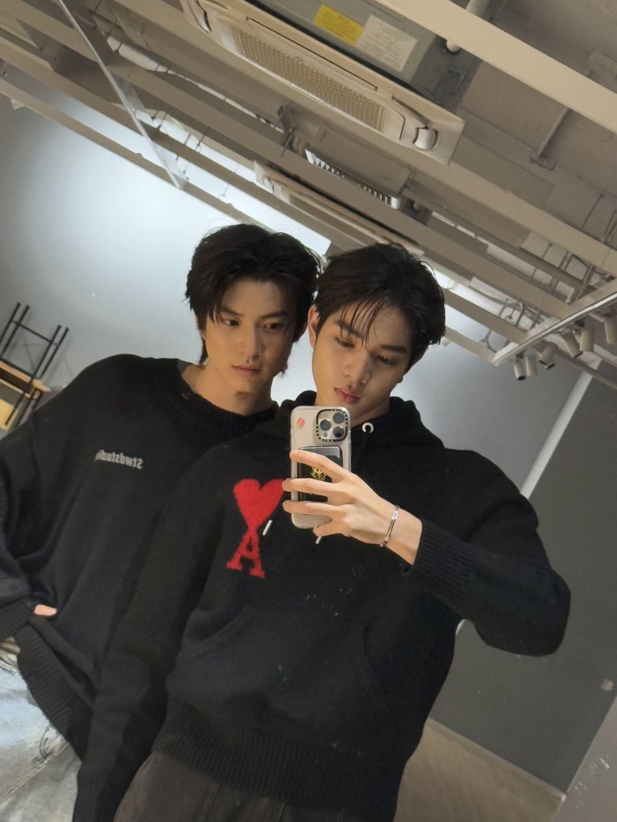 rahtipats's tweet photo. missing chokunaston mirror selfies 🥹 https://t.co/MS3kU4ZeAJ