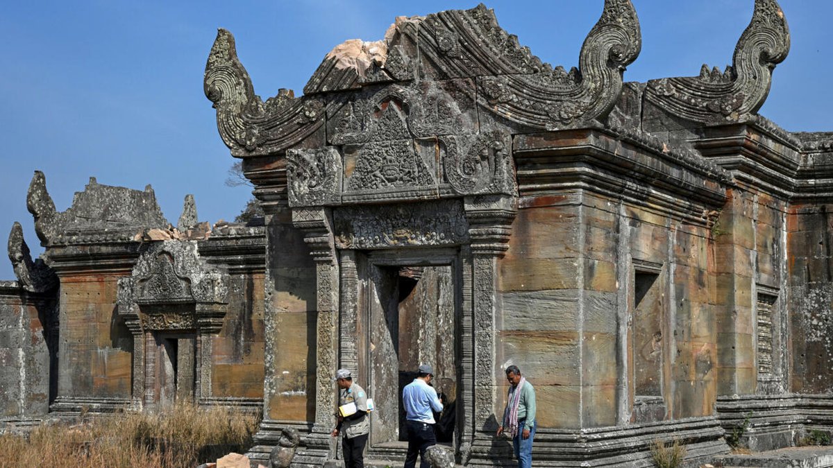 RFI_Km's tweet photo. UNESCO៖ ប្រាសាទព្រះវិហាររងការបំផ្លិចបំផ្លាញសឹងទាំងស្រុងដោយគ្រាប់ប្លោងយោធាថៃ https://t.co/FxT16qh9nm https://t.co/CFud2H9BCK