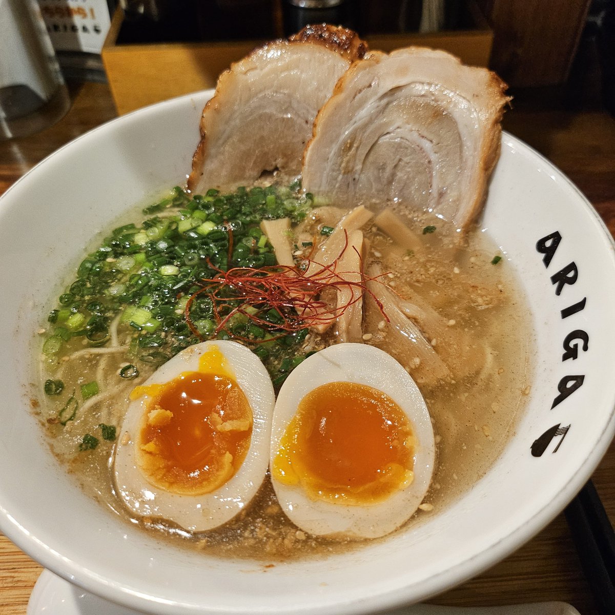 MARUMA072558888's tweet photo. 休日ランチ♪
雨なので映画を観に街へ♪
その前に[ 麺屋ＡＲＩＧＡ ]さんでランチ♪
今月の平日限定麺の
冷やしカレーらーめん、味玉ＴＰ　と
リピ塩、味玉ＴＰ♪
カレーらーめんはスパイスが効いたスープですが冷やしなので辛さはそれほど感じません！

コメントに続きます
#ランチ
#ラーメン
#〆クラ https://t.co/UljkHlGPo6