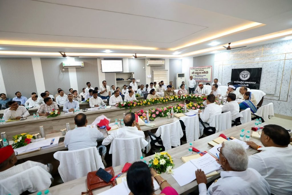 MoinQureshiINC's tweet photo. नेता विपक्ष श्री @RahulGandhi जी ने बचत भवन में हुई 'दिशा बैठक' में अधिकारियों के साथ विकास कार्यों से जुड़े मुद्दों पर चर्चा की।

📍 रायबरेली, यूपी https://t.co/k1nWCALMNn