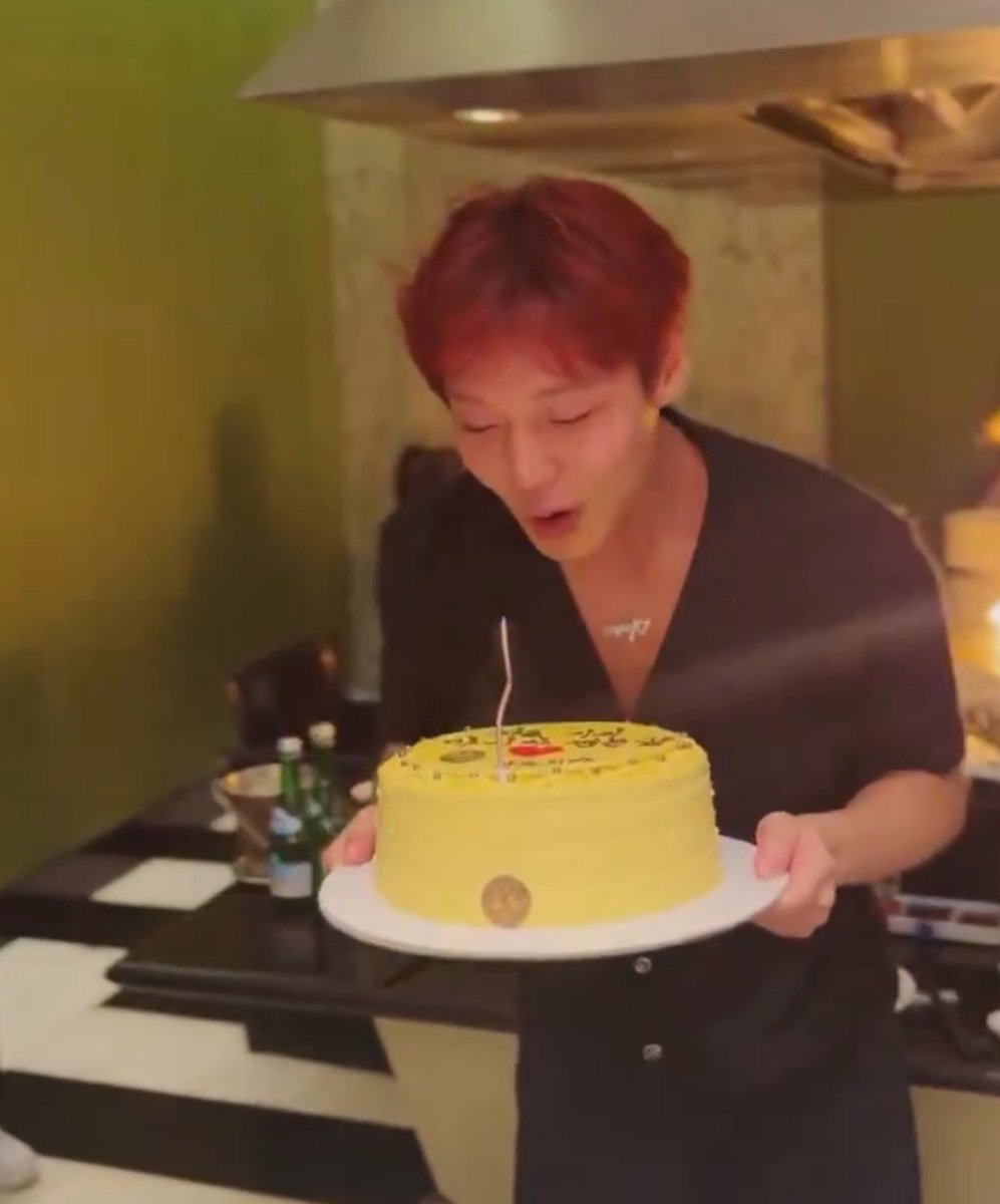 haerodaaaa's tweet photo. 메이목걸이 우리가 못보는 순간에도 꼭 하고 있는거 
항상 우리 생각하고 있는 것 같아서 넘 감동이야 .. ㅜ https://t.co/bpxXe6WuQp