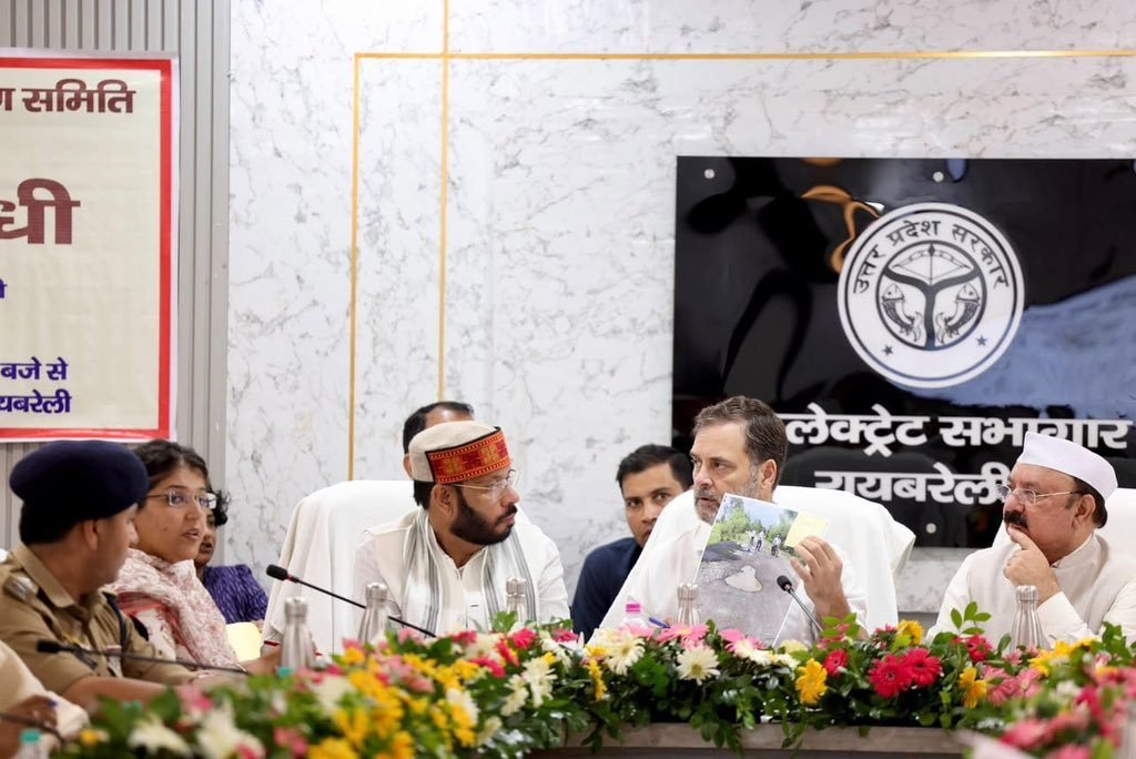 MoinQureshiINC's tweet photo. नेता विपक्ष श्री @RahulGandhi जी ने बचत भवन में हुई 'दिशा बैठक' में अधिकारियों के साथ विकास कार्यों से जुड़े मुद्दों पर चर्चा की।

📍 रायबरेली, यूपी https://t.co/k1nWCALMNn