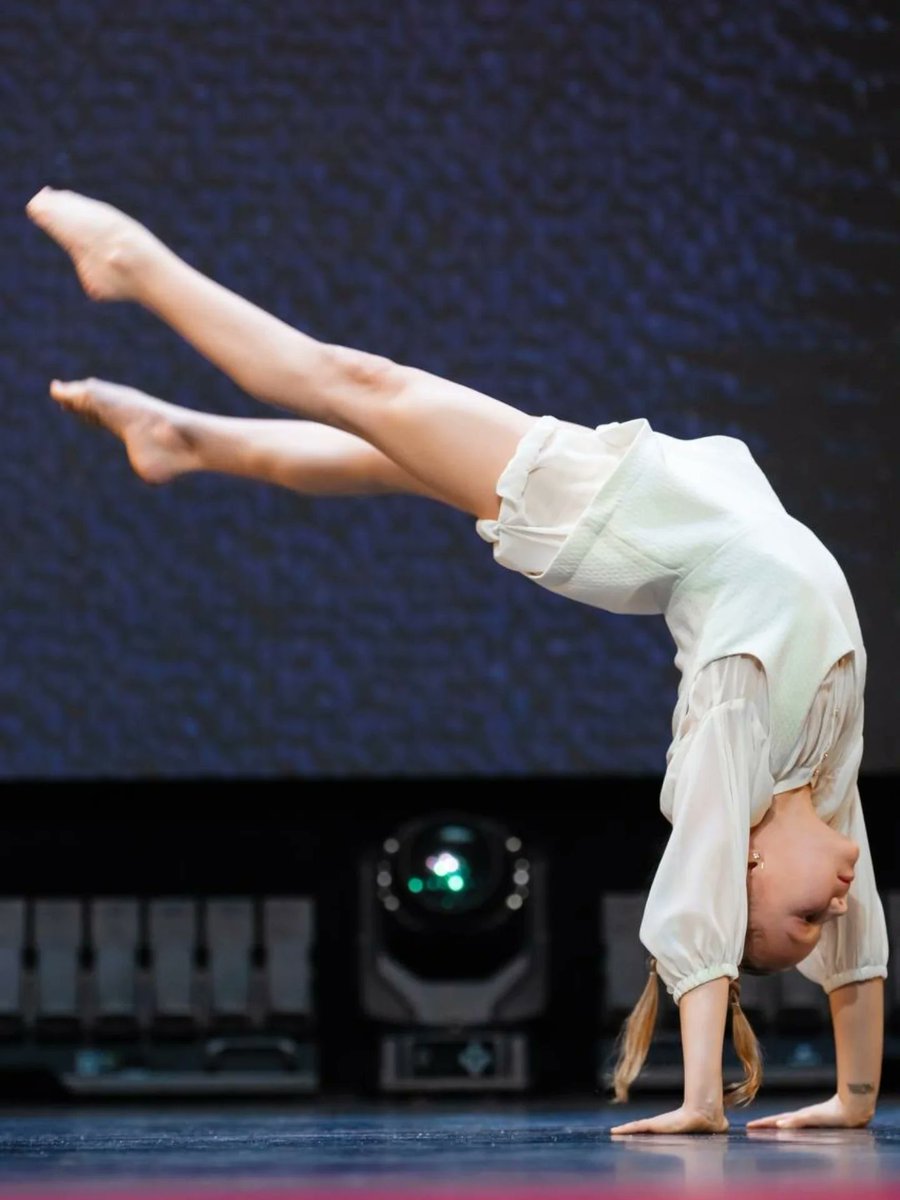 BerniceDoegg's tweet photo. A significant part of my heart belongs to talented children. Watching them move in costume always gives me chills. I can’t imagine the strength and discipline these little big people have. This little dancer is amazing. https://t.co/Y6zDExflso