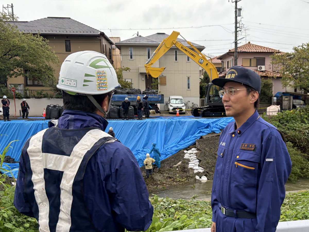 inukaiwan's tweet photo. 【大雨被害の現場へ・名東区】
昨日、猛烈な雨が名古屋市を襲いました
被災された皆さまに心か���お見舞い申し上げます

名東区の中村しゅうへい市議、かねがえ義之秘書とともに被害状況を調査

植田川では、のり面が数十メートルにわたり崩落
地元の土木業者の皆さまが朝5時から土のうなどを準備し、懸命に応急復旧にあたっておられました

また、歩道下の用水から水があふれ、コンクリート製のふたが持ち上がった場所や、マンションのエレベーターへの浸水、水没し��車、床上・床下浸水など、時間の経過とともに被害が明らかになっています

地元の公明党議員としっかり連携し、被害の軽減と一日も早い生活の復旧、被災者支援に全力で取り組んでまいります

東海地方では引き続き線状降水帯が発生するおそれもあります
どうか最新の気象情報をご確認いただき、安全を第一に行動してください
#中道 #公明党 #名古屋市 #名東区 #豪雨