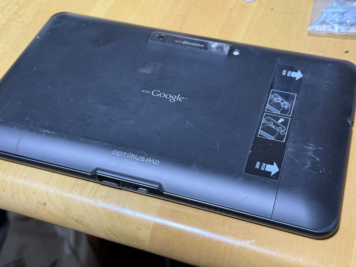 KumaNeemo_D's tweet photo. 部屋掃除したら、出て来た。
optipus pad L-06C

充電してみたけどダメだった。
2011年、Android3.0 https://t.co/dHMNmW7O8a
