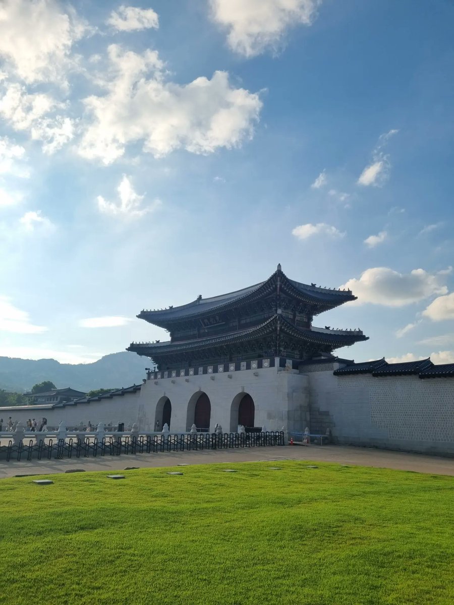 ForrestLas6yjf's tweet photo. A refreshing Dolce Latte at Ediya Coffee in the National Palace Museum, followed by photos of the beautiful scenery around Gwanghwamun bathed in warm sunlight (2026/8/24) https://t.co/28LxUBqvez