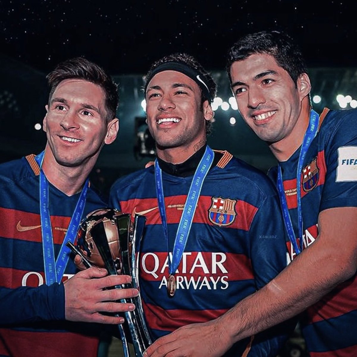 rapunchline's tweet photo. 🚨 BRULUX RACONTE SA RENCONTRE AVEC MESSI, NEYMAR ET SUAREZ

🗣️ « C'est eux qui m'ont rencontré. On était dans le même ascenseur d'un hôtel, il descendait à la réception. J'y étais pour un match du Barça.

C'était l'heure de la prière. Je dis à mes potes : « Ouais, je dois monter prier. »
Je finis, et dès que j'ouvre la porte de ma chambre je vois : 

Chambre 209 Messi, 210 Brulux, 211 Neymar, 212 Suárez. On est mélangé, c'est les quatre fantastiques. 

On a pris l'ascenseur ensemble. Quand je suis entré : « ¡Hola! ¡Hola! ¡Hola! » puis Messi, il était comme ça sur le côté, il regardait que la poche de mon jean. Parce qu'il voyait mon téléphone dedans ! Il se disait : « Comment il est avec des stars du football et il prend pas son téléphone ? » 

Et moi, tu connais, respecte le statut. »

Brulux pour @SkyrockFM 🎙️