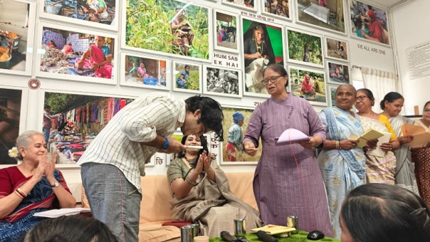 SewaComm's tweet photo. On Elaben’s 93rd birth anniversary, SEWA launched ShramGaan - an initiative celebrating women, work and music as well as the Boudhik Shala booklet, carrying forward Elaben's reflections, values and faith in women’s collective strength. 

Explore ShramGaan: https://t.co/DR9maKys2Q https://t.co/lC3reHV6fe