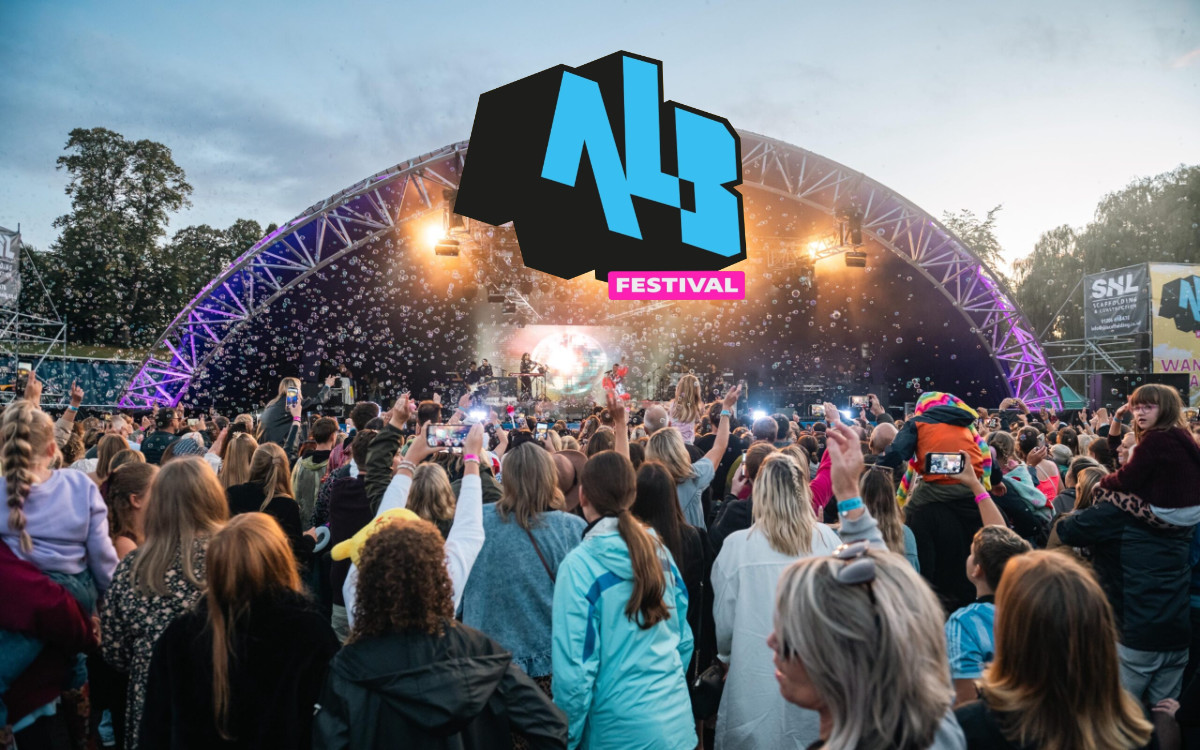 InvColchester's tweet photo. 🎵 One week after Invasion, our friends at #ALBFestival take over Lower Castle Park! 🙌

📅 12–13 Sept
🎤 Scouting For Girls
🎶 Heather Small
🎤 Jon &amp; Jo from S Club 7
🎸 Rick Parfitt Junior
🔥 + MORE!

🎟️ Tickets on sale now!

Have an amazing weekend, guys! ❤️

#Colchester https://t.co/8wPVVfI1GU
