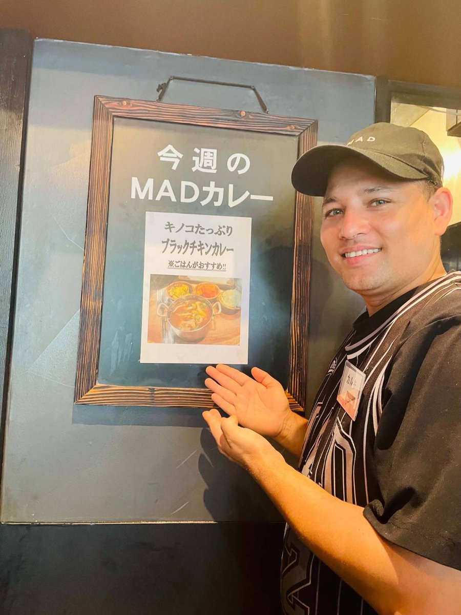 MADCHEFs2's tweet photo. 雨が続いますね💦
お客様の来店も途絶えがち。。

こんな時には普段できない場所のお掃除したりしてます。。
さて、今週のマッドカレーはきのこたっぷりブラックチキンカレーです。
醤油ベースでご飯にも合う一品

ぜひお試しください🙏

 #madchefs #エスニック料理 #浜松町グルメ #港区ランチ https://t.co/ZX9Vh0zKhD