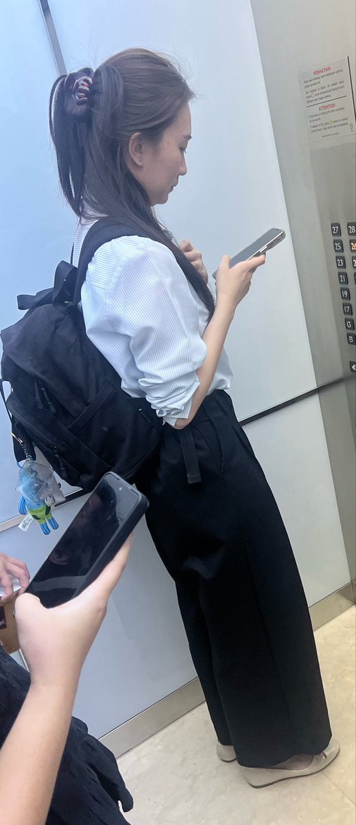 the2ndlawlima's tweet photo. cici cici cantik di lift.
#candid #cantik https://t.co/aIg9MFHQlq