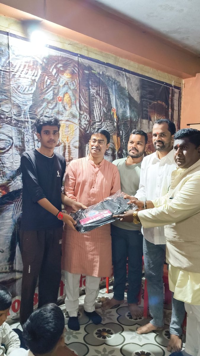 AshokKumarAdh13's tweet photo. *उन्नत सामाजिक मानवता एसोसिएशन द्वारा स्कूल बेग का वितरण "मायापुरी गणेश मंदिर, महक वाटिका गार्डन के पीछे,चेतन किराना के पास, इंदौर" में 8th, 9th, 10th, 11th &amp;12th क्लास *घुमन्तु समाज*के  छात्र -छात्राओं को किया गया @RanveerSinghMP @SumitMishraBJP @iShankarLalwani @shailndrabarua https://t.co/WYlU3wy1YO
