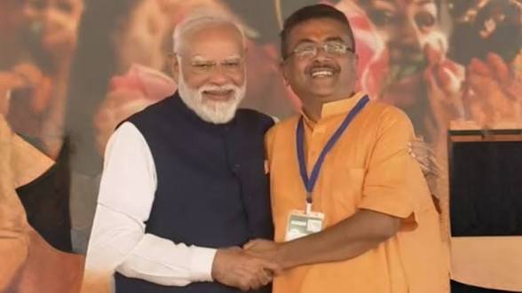 Choudhury3x's tweet photo. पिछले साल ममता सरकार ने दुर्गा पूजा समितियों को ₹1.10 लाख का अनुदान दिया था।

इस बार हिंदुओं की सरकार" कहकर आई सरकार ने अनुदान घटाकर ₹1 लाख कर दिया और कहा जो अपने दम पर आयोजन कर सकते हैं, वे पैसा न लें।

ऊपर से DJ पर भी प्रतिबंध।🙃 https://t.co/M4mgTnH6pN