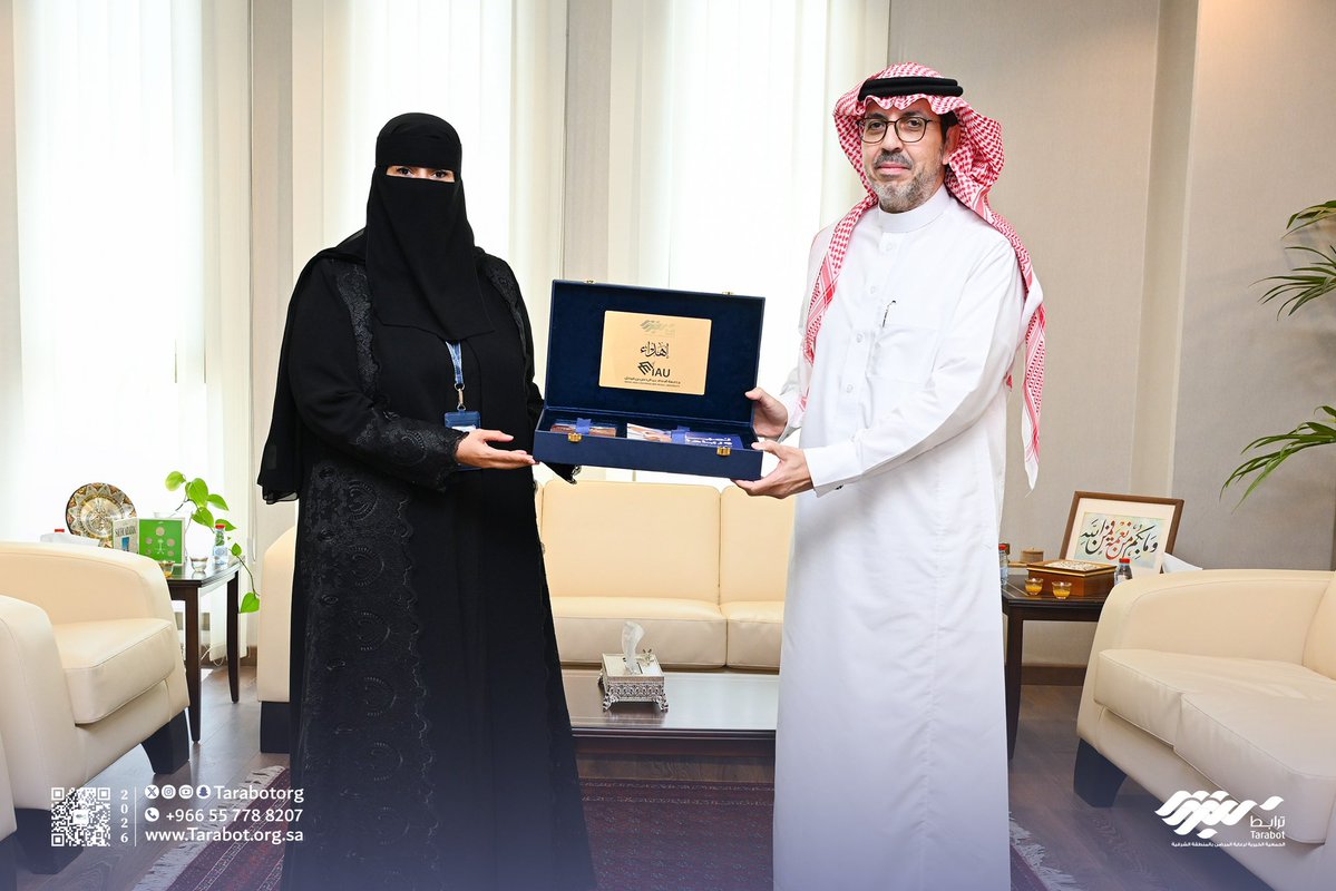 TarabotOrg's tweet photo. 🌟وتقديرًا لدورهم في مسيرة العطاء

 تم تسليم التقرير السنوي ودرع التكريم للجامعة، اعتزازًا بدعمهم وتعاونهم المستمر💜 https://t.co/p3RgIHdVXX