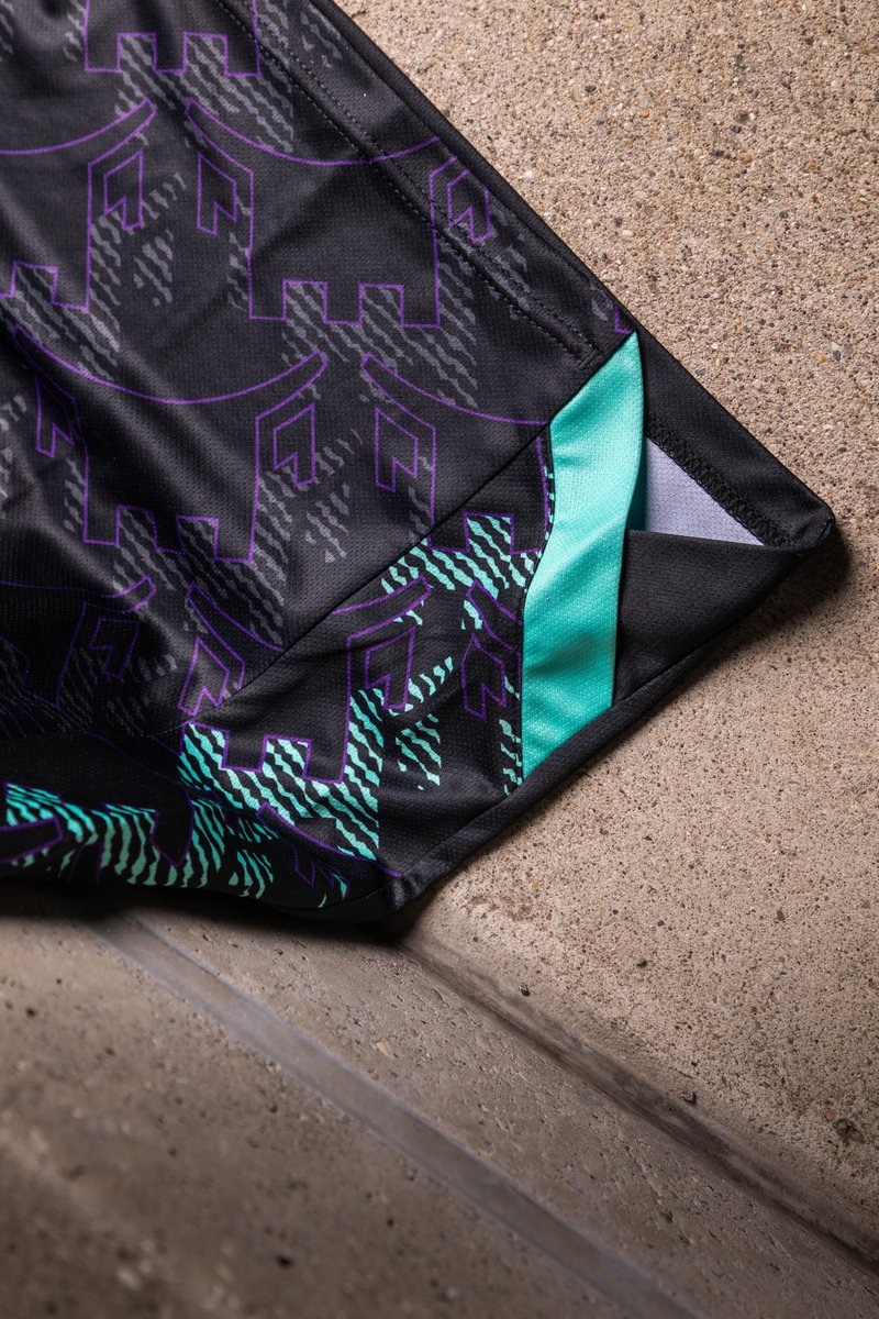 ErreaOfficial's tweet photo. Le Mura di Cittadella diventano una maglia. 🖤

La Third 26/27 dell’@ascittadella73, firmata Erreà Creative Lab, trasforma la materia della pietra in una texture vissuta e irregolare.

Nero, viola, verde acqua e granata raccontano la città e il Club.

#ErreàSport #CreativeLab https://t.co/vZvqZLnPqe