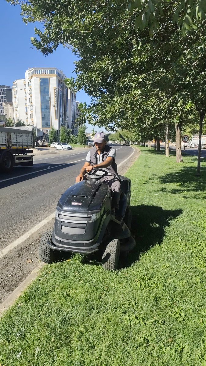 SbbPark's tweet photo. Park ve Bahçeler Dairesi Başkanlığına bağlı ekiplerimiz;👷🚧👷

Yeşil alanlarımızda çim biçme çalışmalarını hız kesmeden sürdürmektedir.🌿

#YeşilŞehirŞanlıurfa 

@sanliurfabld 
@MithatCanKutluc 
@halilaldeniz_ 
@sukrukaracads 
@mesuthicri https://t.co/4g3uPGiSoA