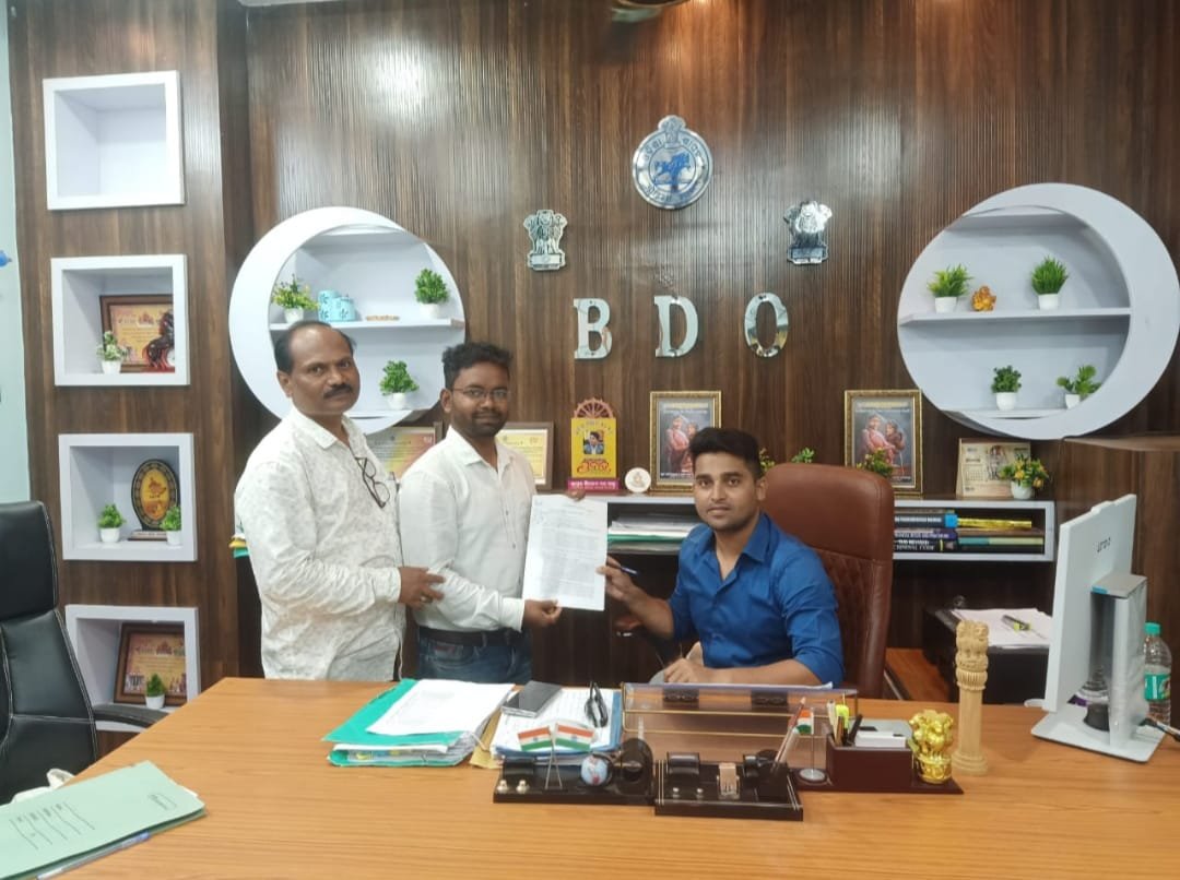 AOEOA_ODISHA's tweet photo. The Joint Coordination Committee (JCC) representing all core Block Extension Officers—GPDO, BSSO, WEO, & IoS/MI of #Nandahandi Block, #Nabarangpur of Odisha submitted a Joint Memorandum to the Govt through the BDO.
📷 Key Demands:
📷 Entry Pay Revision to #Level_10 (Grade Pay ₹4600) 📷 Health Cover (GJAY) & Field Protection Protocols 📷#OdishaBlockOfficers #PayParityLevel10 #JCCDemands
@MohanMOdisha
@SecyChief
@CMO_Odisha
@SSEPD2
@stscdev
@Food_Odisha
@PRDeptOdisha
@_anugarg
@otvkhabar
@kanak_news
@GovernorOdisha
@sambad_odisha
@samajalive
@DharitriLive1
@NandighoshaTV
@Naveen_Odisha