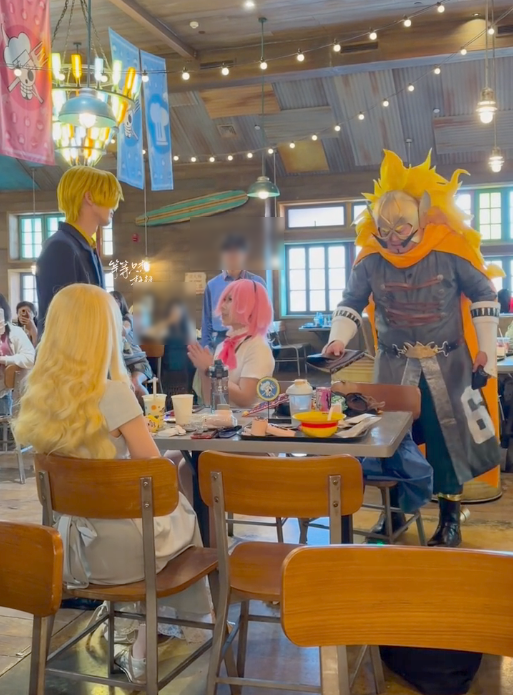 crepes373's tweet photo. Since Universal's Sanji Resto didn't really have official Vinsmoke performers aside from Yonji that one time in USJ (the stage show don't count), the customers do it for them by showing up in cosplay 😂😂😂😂😂
The Sanji actor was making 😒🤮 faces around them LOL. https://t.co/EntEagr37S