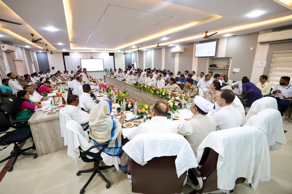 INCMinority's tweet photo. नेता विपक्ष श्री @RahulGandhi ने बचत भवन में हुई 'द��शा बैठक' में अधिकारियों के साथ विकास कार्यों से जुड़े मुद्दों पर चर्चा की।

📍 रायबरेली, यूपी https://t.co/PQGYQMKUQ2