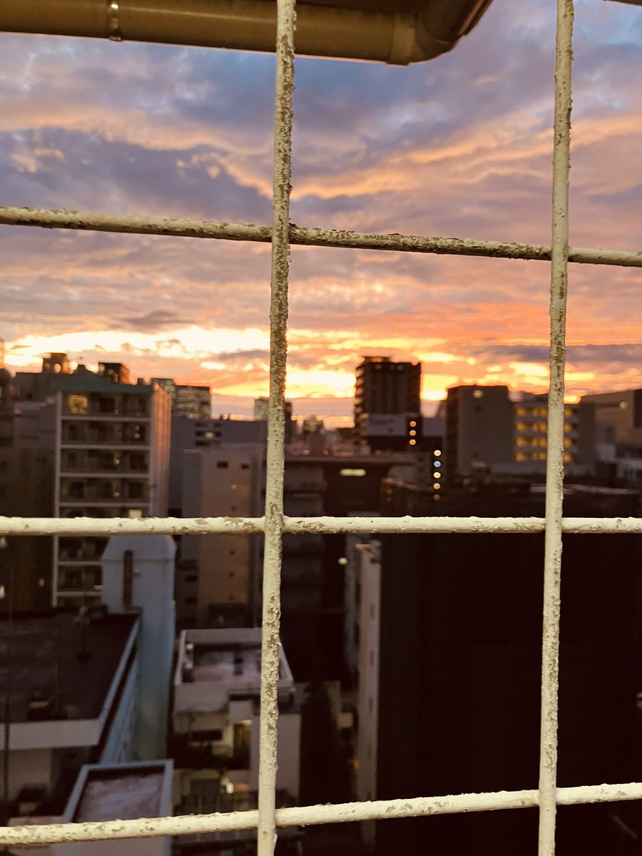 popo999999doku's tweet photo. 世紀末みたいな夕日だったわ。 https://t.co/hGYKWvtqrX