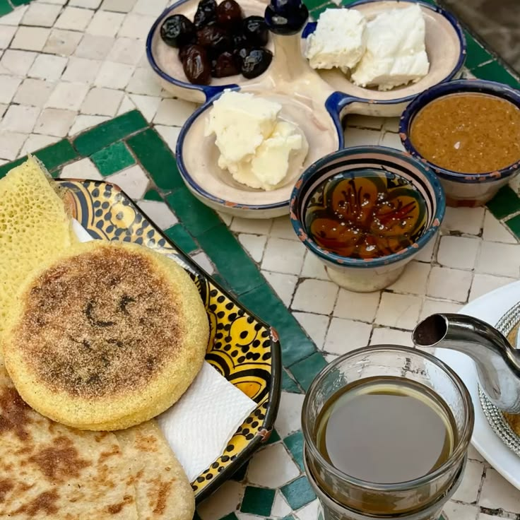 MounaNaceri's tweet photo. Starting the day with a stack of happiness 🥞
#MoroccanBreakfast #MoroccanMsemen #MoroccanTea https://t.co/1Nb6npCpsB