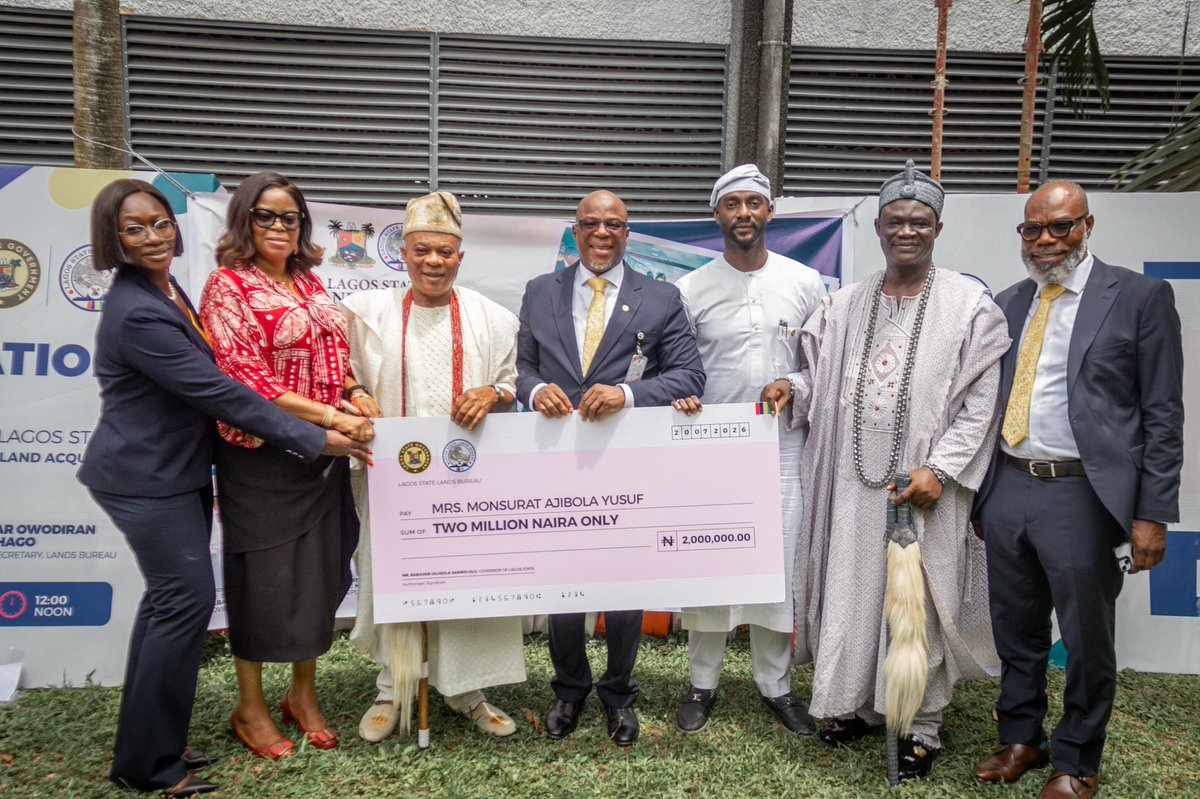 tupay2909's tweet photo. The Permanent Secretary, Lagos State Lands Bureau, Mr. Kamar Olowoshago, presenting compensation cheques to Project-Affected Persons (PAPs) during the presentation of over ₦400 million compensation to property owners affected by the relocation of the NYSC Orientation Camp from https://t.co/ifQZzzkizm