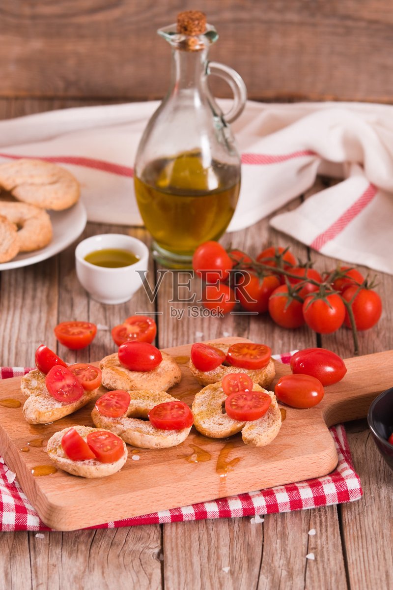 OthaSimmerdlbo's tweet photo. Compra semanal lista! Tomates frescos, aguacates maduros y pan artesanal para cocinar platos ricos y saludables esta semana. https://t.co/WWEHu9qmlE