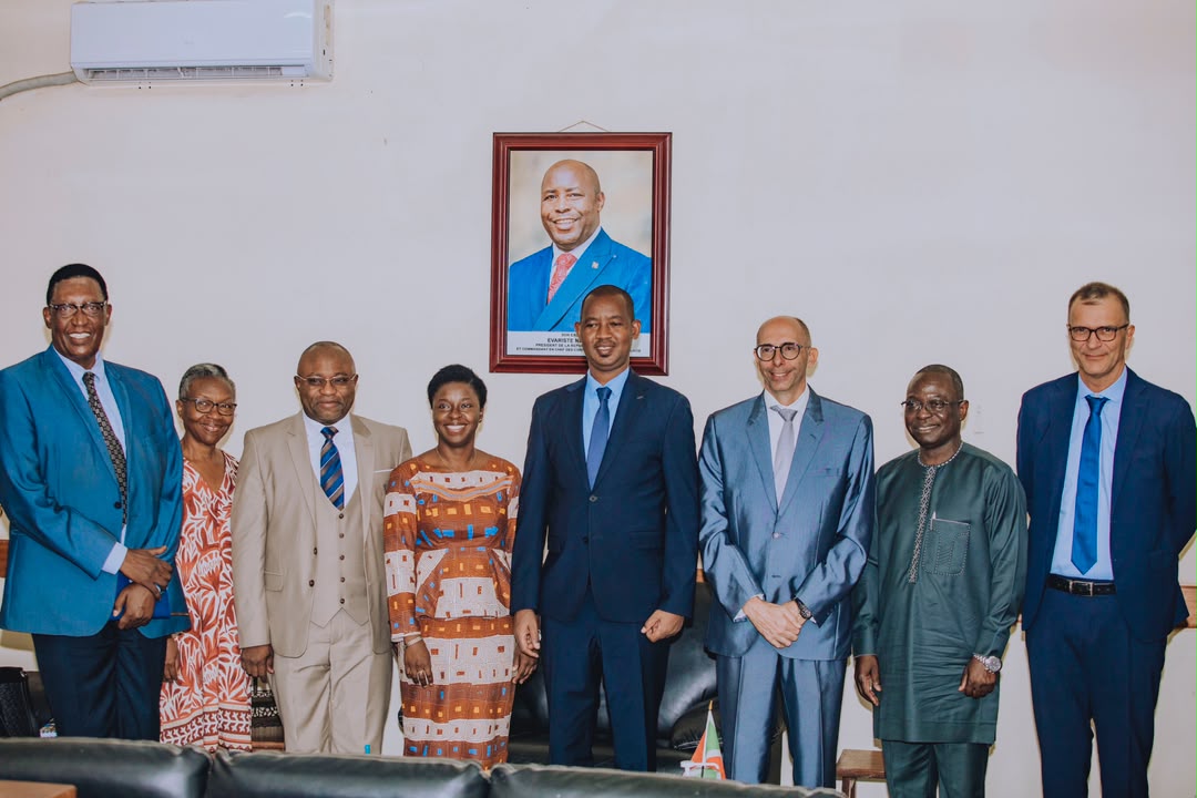 WhoBurundi's tweet photo. Au cours de cette mission, une rencontre a eu lieu avec @FideleDr, Ministre @msp_burundi, au cours de laquelle les échanges ont porté sur la mise en œuvre de la HIIP, une initiative visant à mobiliser des investissements stratégiques en faveur des soins de santé primaires. https://t.co/ZKUPLfq8Wm