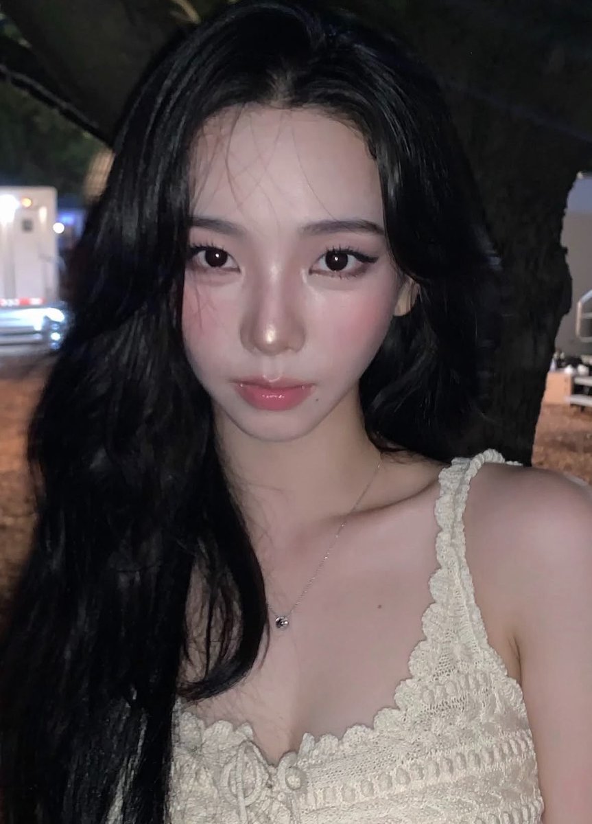 KRNLOOKS's tweet photo. FACE CARD. FACE BANK. FACE ECONOMY.  

#KARINA #카리나 https://t.co/7hWPgIB8oV