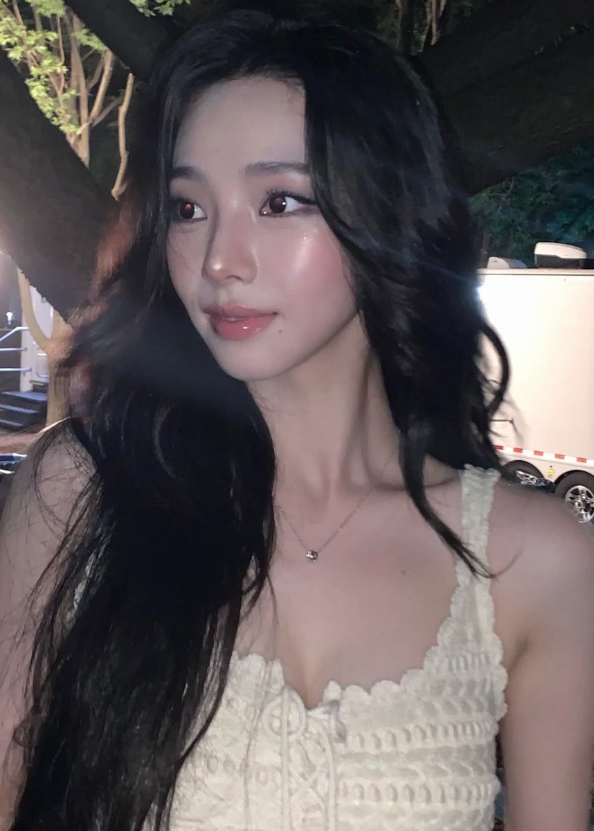 KRNLOOKS's tweet photo. FACE CARD. FACE BANK. FACE ECONOMY.  

#KARINA #카리나 https://t.co/7hWPgIB8oV