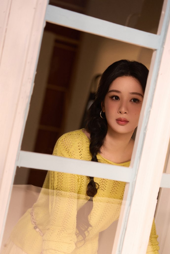 Yz1106Aoao's tweet photo. 📸 260909 #YangZi studio weibo update with behind-the-scenes photos from the Chery Fulwin A9 shoot

[1/2] https://t.co/a7Lc8n6PKO