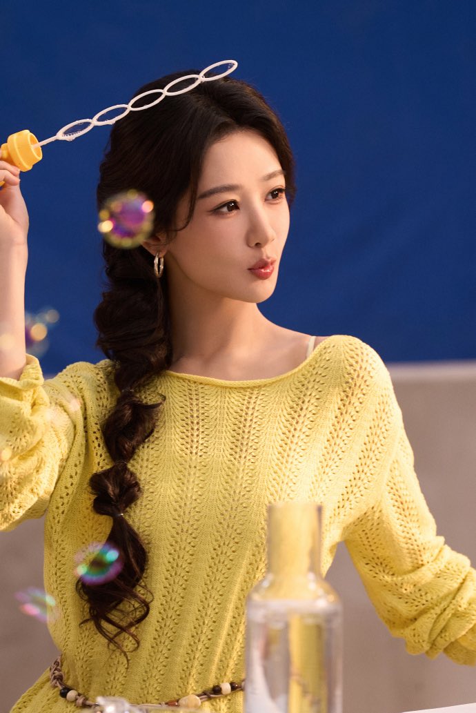 Yz1106Aoao's tweet photo. 📸 260909 #YangZi studio weibo update with behind-the-scenes photos from the Chery Fulwin A9 shoot

[1/2] https://t.co/a7Lc8n6PKO