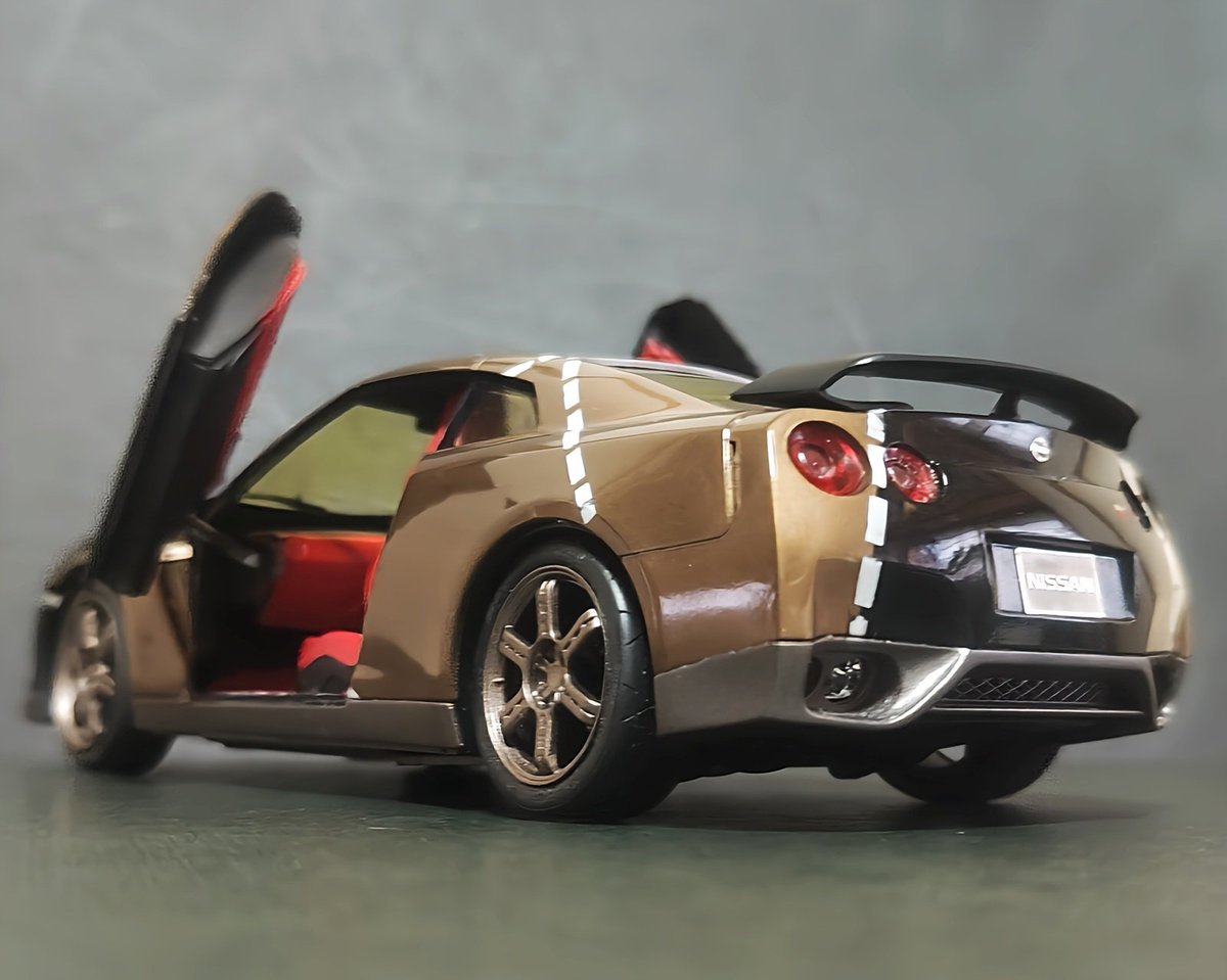 watapapa45's tweet photo. Butterfly doors NISSAN GT-R（R35） completed

助手席側ドアの修復も終わり、バタフライドアのR35が完成しました🥰
このドアなら開口部も広く乗り降りは楽そうですが・・・ドアを閉めるのは大変そう😅
ウィンドウにはクリアイエローを吹いてみました☺️ https://t.co/3ORx261gp8