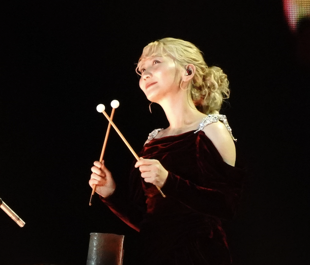 SekaiNoRascal's tweet photo. クロスしたマレットの先から、次の音が生まれる。

深紅のドレスをまとい、静かに演奏の瞬間を待つSaoriさん。

やわらかな笑顔も、見上げる眼差しも美しすぎました✨

#Saori #セカオワ #THECINEMA https://t.co/Da46uwwE7x