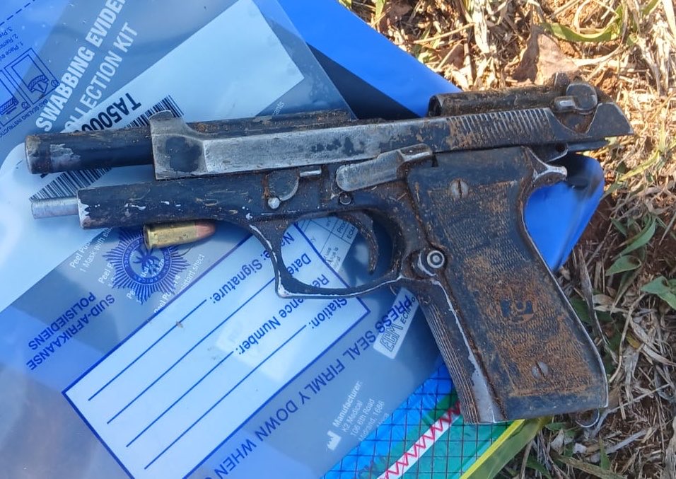 SAPoliceService's tweet photo. #sapsLIM [FATAL MARBLE HALL CRASH EXPOSEES ARMED ROBBERS, FIREARMS RECOVERED]

Two suspected armed robbers died in a fatal motor vehicle crash in the Marble Hall policing area on Tuesday morning, 08/09, hours after a violent business robbery at a filling station in Dennilton, Sekhukhune District. Firearms and ammunition recovered from the crashed vehicle have been positively linked to the two deceased suspects and the robbery.

At approximately 02:30, about 13 unknown African males, armed with handguns and rifles, allegedly stormed a filling station at Moteti Complex, Dennilton.

The suspects accosted the security guards and cashier before proceeding to the cash office, where they allegedly used an explosive device to breach the drop safe. They subsequently fled the premises on foot while firing several shots.

An undisclosed amount of cash was stolen from the safe.

At approximately 05:10, police received information that a white Nissan Navara with a Mpumalanga registration number had overturned along the R573 road between Slaagboom and Siyabuswa, towards Marble Hall.

Upon arrival, police found two male occupants at the scene. The driver was certified dead at the scene, while the passenger had sustained serious head injuries. He was transported by ambulance to a local hospital, where he subsequently succumbed to his injuries while receiving medical treatment.

Police recovered the following firearms and ammunition:

* One R5 rifle;
* Two R5 magazines;
* 56 R5 rounds of ammunition;
* Two 9mm pistols;
* One empty 9mm magazine; and
* One 9mm round of ammunition.

The two deceased suspects were subsequently identified as males aged 34 and 35, respectively.

Preliminary investigations have positively linked both deceased suspects to the filling station business robbery in Dennilton.

#TrioCrimes #fightingcrime #GunsOffTheStreets SG
https://t.co/8n4tEXuRsd