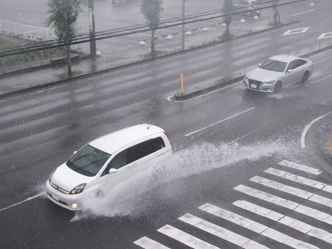 AUTOBACS_COM's tweet photo. 大雨により道路冠水の危険が高まっています。

運転される方は、無理のないご移動を心がけるとともに、
✅ 冠水した道路には進入しない
✅ アンダーパスや低い土地の道路に注意する
✅ 速度を控え、十分な車間距離を確保する
✅ 最新の気象情報・交通情報を確認する
など、いつも以上に安全運転を心がけていただければと思います。

大雨・冠水時の備えについては、こちらの記事でもご紹介しています👇
https://t.co/rj01wVdAqJ