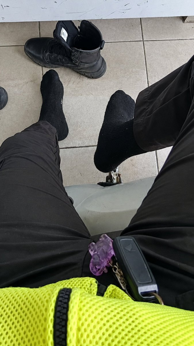 dioscharmer's tweet photo. Klo udh istirahat gini paling enak lepas sepatu yg berat itu! https://t.co/R6hUQW97V2