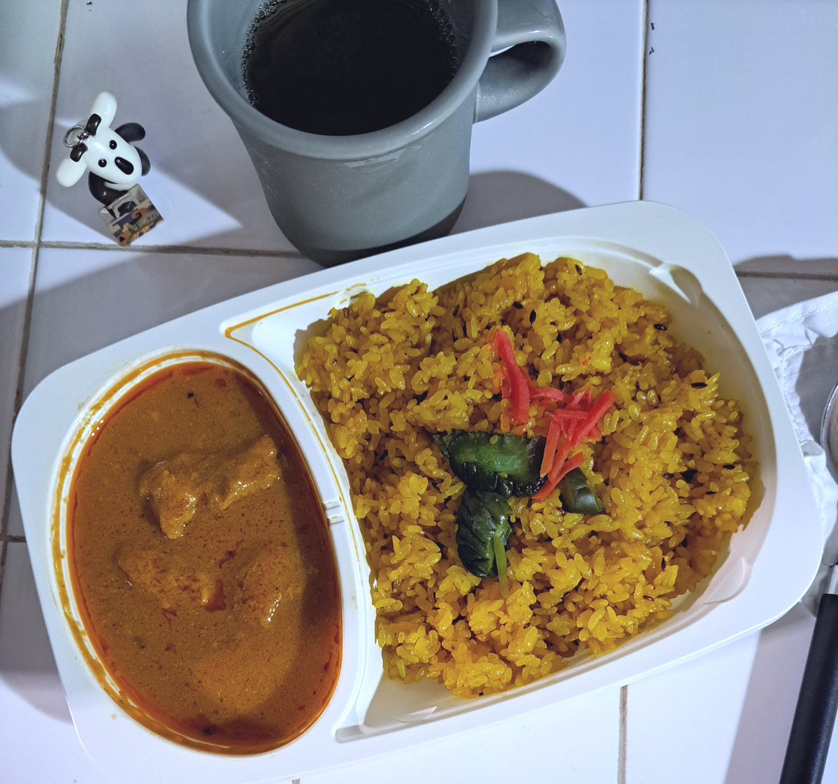 3_GU_M's tweet photo. 🏥終わり💥⛈️雨&amp;カミナリ凄すぎて傘の意味…🥲買い物は諦めて必要なCoffeeゲットにカルディに行ったらかわいい〜ハロウィンお菓子あったからついでにゲット🎃お腹すきまくりだったけどそれより早く帰りたかったからスーさんの🍛カレーお持ち帰りしちゃった♡来月は絶食だぁ💬 https://t.co/3RfSPB5AIk