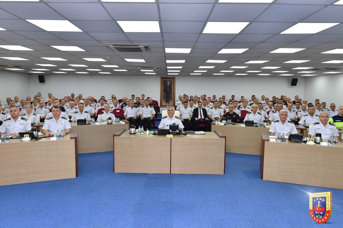 jandarma's tweet photo. Jandarma Genel Komutanımız Orgeneral Sayın Ali ÇARDAKCI başkanlığında; Jandarma Genel Komutan Yardımcılarımız, karargâh personelimiz ve 81 İl Jandarma Komutanlığımızın katılımıyla, Ast Birlik Komutanlarımıza yönelik Video Konferans Sistemi (VKS) Toplantısı gerçekleştirildi.

Toplantıda; personel, istihbarat, asayiş, lojistik ve muhabere alanlarında yürütülen faaliyetler değerlendirilerek, mevcut durum, ihtiyaçlar ve önümüzdeki döneme ilişkin planlamalar görüşüldü.

📍 Ankara