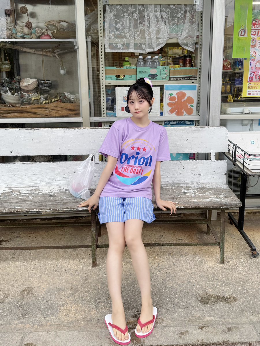 OY_A_Official's tweet photo. ／
　発売まであと9日ˊ˗
＼

🌺小倉唯 最新写真集
　　『ゆいま〜る』🏝️

本日も撮影のオフショットをお届け📸
沖縄の定番、オリオンビールTシャツ姿の
ラフなゆいちゃんです👕🍧𓈒𓏸

▼詳細はこちら
https://t.co/flhQDYh4op https://t.co/ZbVwY1dywo