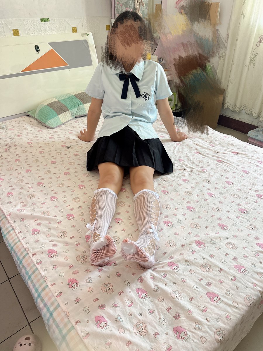 FatonHasani14's tweet photo. 女儿的脚也是主人专用的，她自己只有保管权而已，主人想用随时可以拿去用 #母女 https://t.co/9DkKkQ4O7f