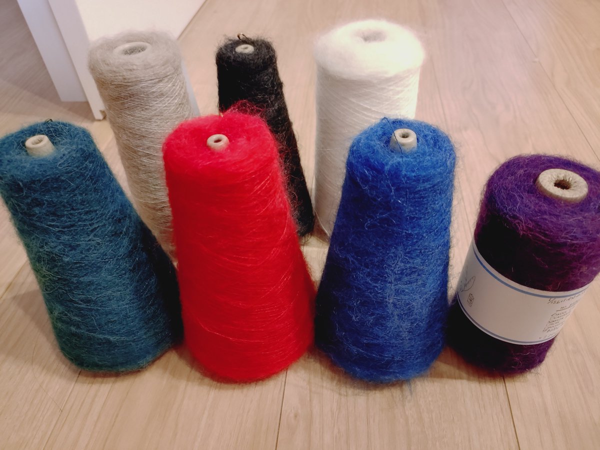 SubaruDollKnit's tweet photo. なんとなく考えてる新色の候補は前列のお色です
ダークグリーン、レッド、ネイビー、ダークパープル

透かし編みは淡色で、無地は抑えめカラーにしてはどうかなぁと🤔 https://t.co/A5Jz874eRG